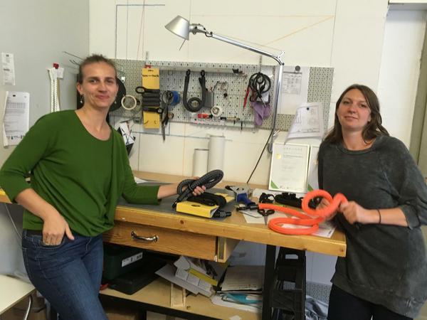 Suse Brand und Alexandra Baum haben ein Fahrradschloss aus Textil entwickelt. 