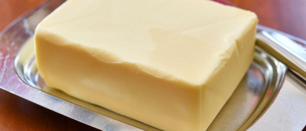 Dick und fett. Butter enthält reichlich gesättigte Fettsäuren.