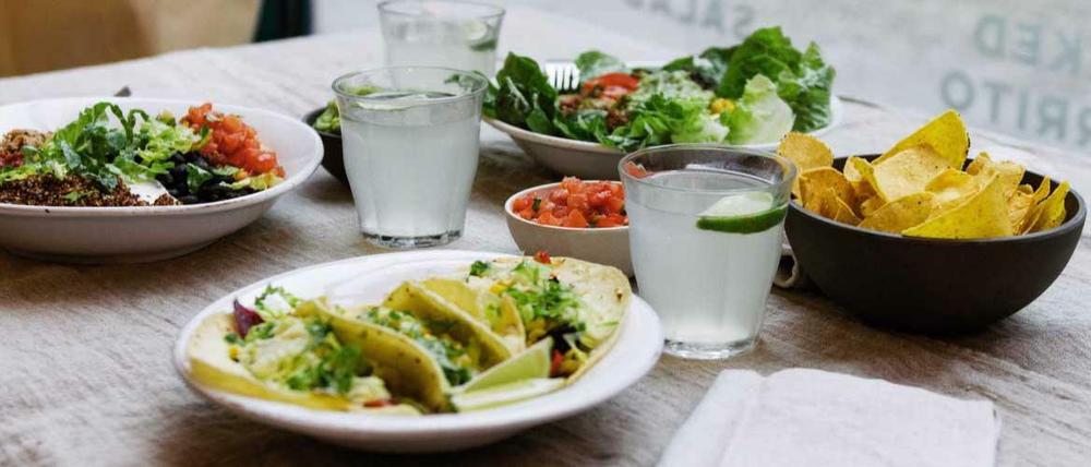Zum Mahl Aguas Frescas. An der Theke bei Chupenga kann man sich einen Burrito zusammenbasteln lassen oder einen Salat.