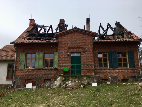 In Schönhorn bei Fürstenberg an der Havel brannte das Forsthaus aus, weil der Förster die Feuerwehr nicht verständigen konnte.