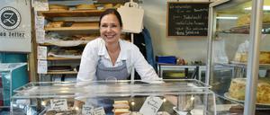 Die stets freundliche Bäckerin. Annette Zeller an ihrem Wochenendstand in der Kreuzberger Markthalle Neun.