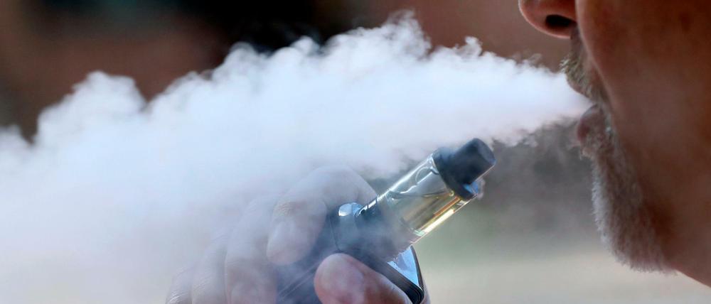 Ein Mann raucht eine E-Zigarette in Portland, Maine.