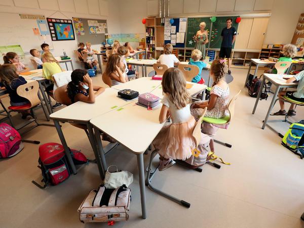 Schülerinnen und Schüler der ersten Klasse sitzen am ersten Schultag nach den Sommerferien im Unterricht der Potsdamer Grundschule am Jungfernsee. 