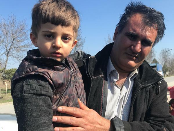 Mit Tränengas hätten griechische Soldaten auf sie geschossen, erzählt dieser Vater.