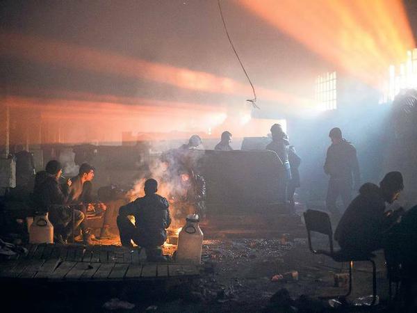 Dieses illegale Flüchtlingslager liegt mitten in Belgrad hinter dem Busbahnhof. In der Baracke brennen offene Feuer.