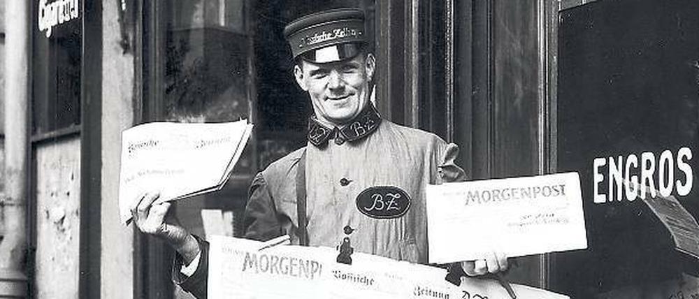 Ein Straßenverkäufer von 1926 mit Zeitungen des Ullstein-Verlags, darunter die "Vossische".