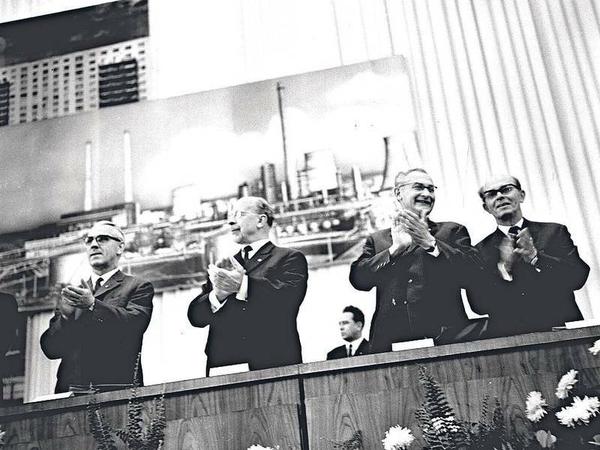 Walter Ulbricht (zweiter von links), Erster Sekretär des Zentralkomitees der SED, war ein alter Bekannter des sowjetischen Regierungschefs Nikita Chruschtschow.