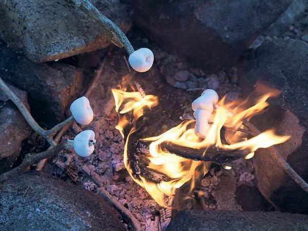 Warm. Das schwedische Jedermannsrecht erlaubt es, in freier Natur Marshmallows über dem Feuer zu braten.