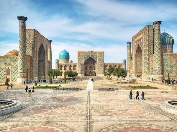 Samarkand. Der Registan ist eine Pilgerstätte – auch für Architekturfreunde aus aller Welt. Drei Koranschulen säumen den zentralen Platz.