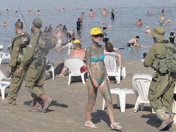 Reiseversicherung. Israelische Soldaten patrouillieren am Ufer des Toten Meeres.
