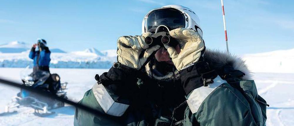 Erlend Bratlie, Guide von Spitzbergen Travel, auf der Suche nach Eisbären. 