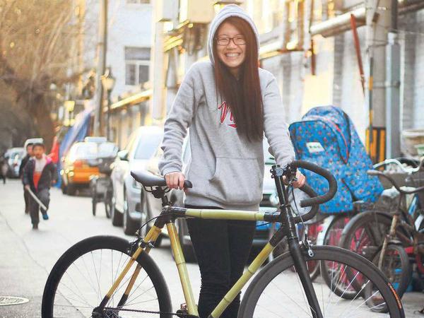 Autoverzicht macht glücklich. Diese Frau hat bei Bamboo Bicycles Beijing ihr Rad teilweise selbst zusammengebaut.