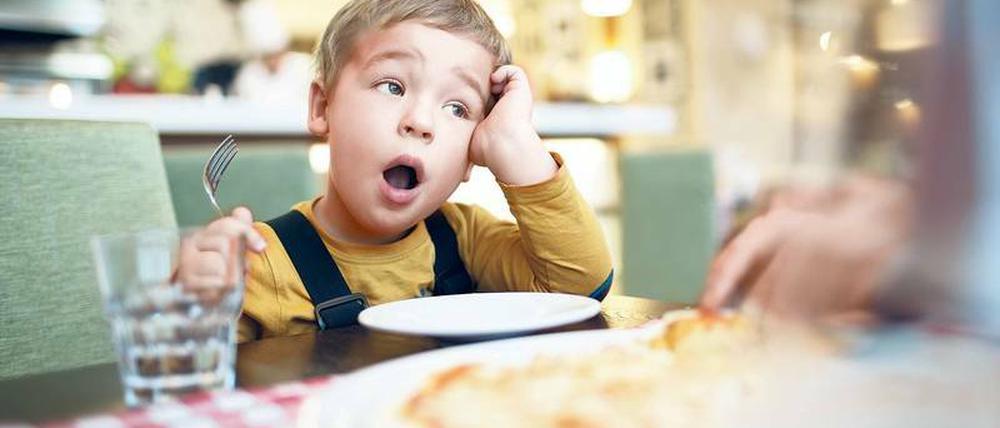 Still sitzen nervt. Restaurantbesuch mit Kindern kann unter Umständen zu einer echten Belastungsprobe werden.