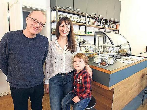 Christoph Klotter (61), Eva-Maria Endres (31) und Sohn Nathan (3) in ihrem Café.