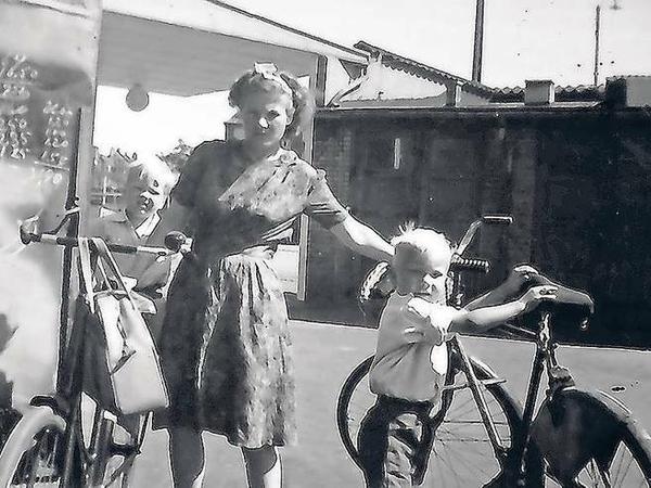 Spürbare Distanz. Arne (links) mit seiner Mutter, zirka 1948.