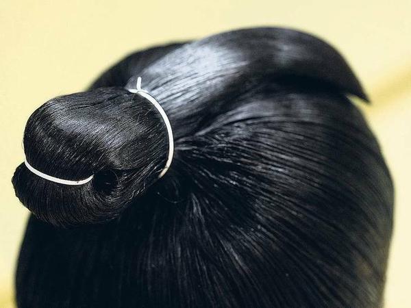 Die Sumoringer sind besonders stark und gelten als legitime Nachfahren der Samurai. Auch deren Frisuren haben sie übernommen.