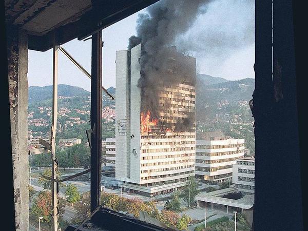 1992 brannte nach einem serbischen Angriff das ehemalige Parlamentsgebäude.
