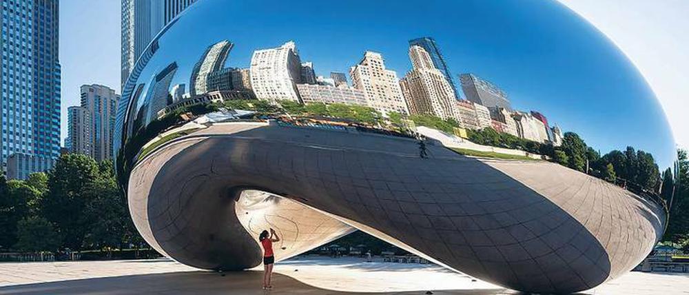 Gut poliert. In Anish Kapoors „Cloud Gate“, der vielleicht bekanntesten Attraktion in Chicago, spiegelt sich die Skyline der Stadt. 