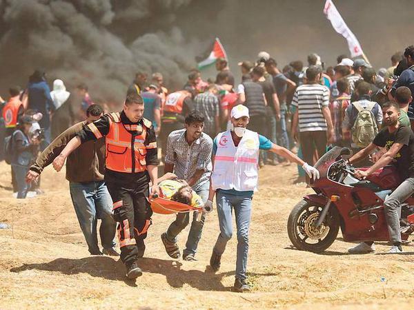 Gewalt an der Grenze. Dutzende Palästinenser sterben in Gaza bei Protesten gegen die Verlegung der US-Botschaft, hunderte werden verletzt.