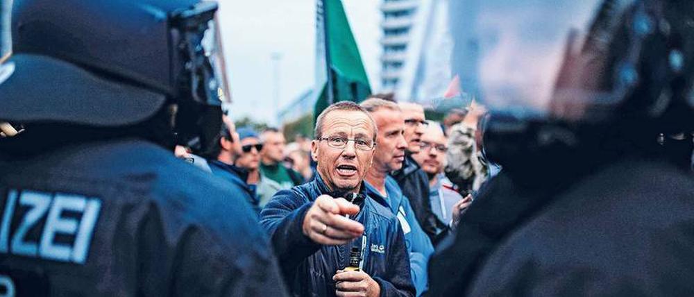 "Wir verteidigen uns nur", behaupten die Wutbürger in Chemnitz.