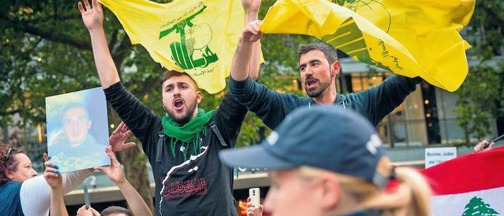 Flagge zeigen. Beim Al-Quds-Marsch in Berlin, hier im Jahr 2015, bekennen Demonstranten immer wieder ihre Verbundenheit mit der Hisbollah.