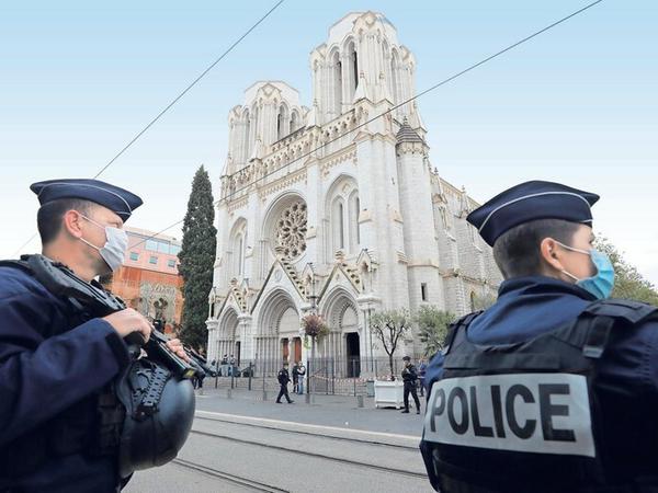 Polizisten sichern die Umgebung der Kirche.