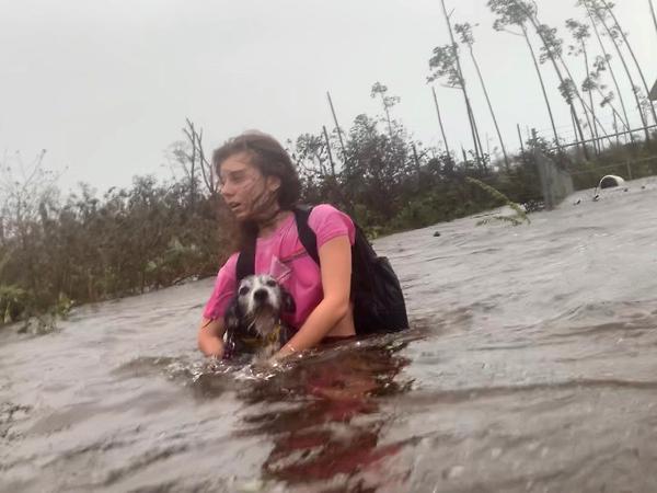 Bahamas, Freeport: Julia Aylen watet mit ihrem Hund durch hüfthohes Wasser auf einer überfluteten Straße. Sie ist die Tochter des Fotojournalisten Tim Aylen, dem Autor dieses Fotos.