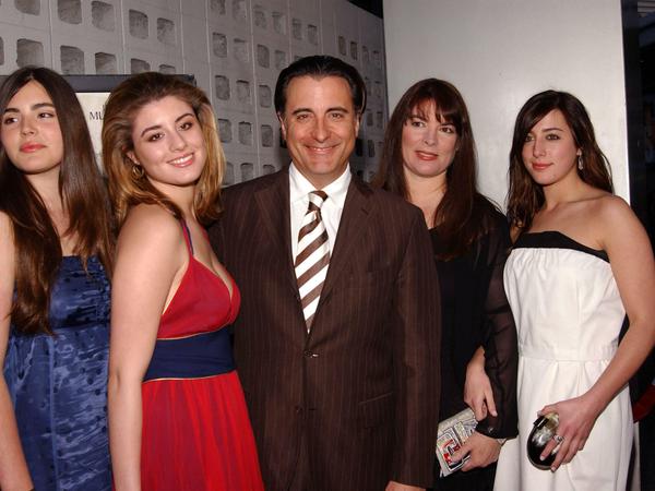 Familie ist ihm heilig. Andy García 2006 mit seinen Töchtern und Ehefrau Maria Victoria (2.v.r.). 