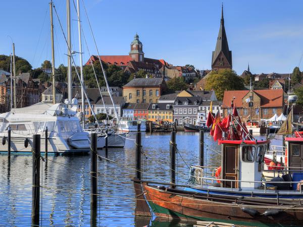 Der historische Hafen in Flensburg mit der Nikolaikirche am Südermarkt im Hintergrund begeistert immer wieder die Besucher. 