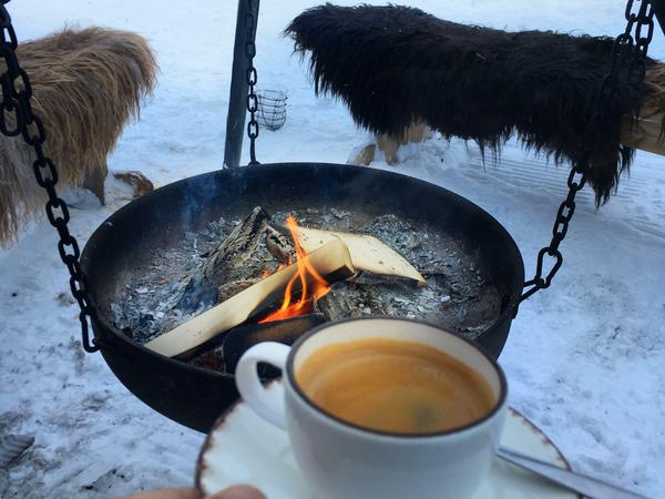 Zum leise erklingenden norwegischen Volkslied schmecken Kaffee und Rübentorte am Feuer