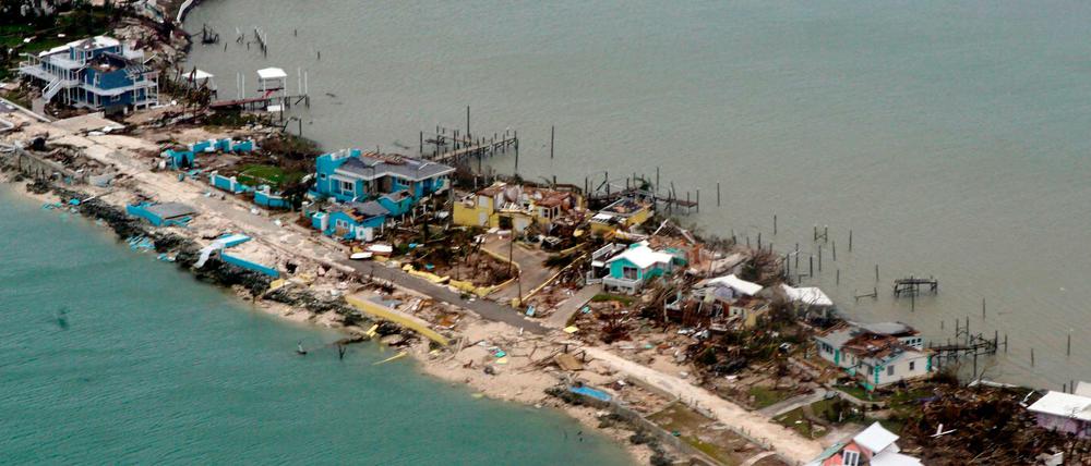 In dieser Luftaufnahme der US-Küstenwache sind zerstörte Häuser auf den Bahamas zu sehen.
