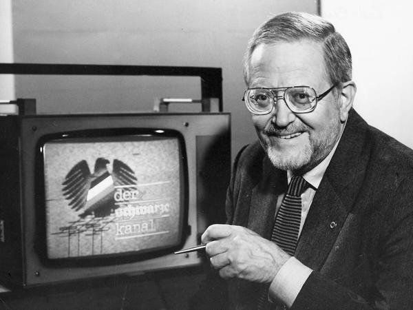 Großvater. Karl-Eduard von Schnitzler moderierte von 1960 bis 1989 den „Schwarzen Kanal“ im DDR-Fernsehen. 