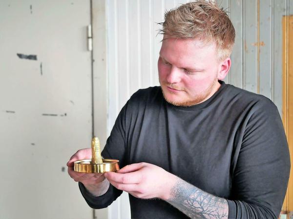 Artistische Spielereien, die fabelhaft schmecken: Rasmus Munk serviert Schoko-Lakritz-Creme in einem vergoldeten Daumen. 