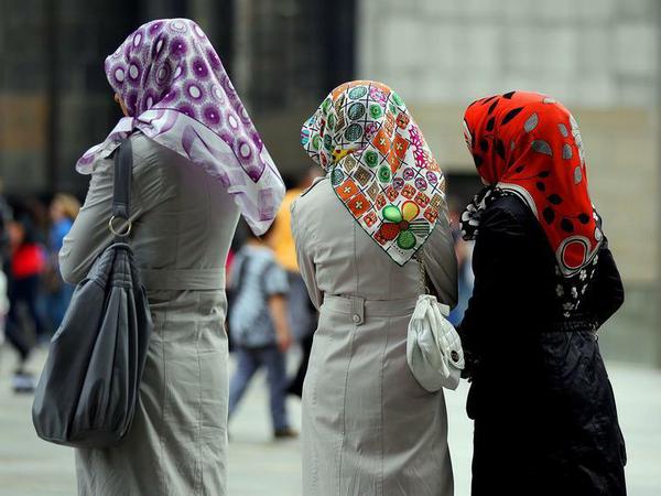 Türkischstämmige Frauen mit Kopftüchern in Köln.