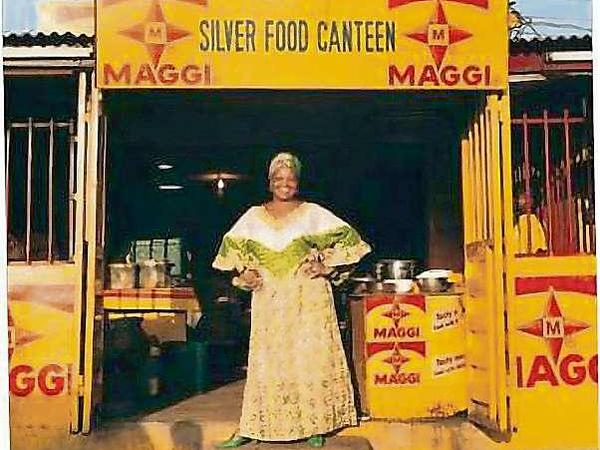"Mit Maggi strahlt jede Frau wie ein Stern" steht in Guinea-Bissau auf den Werbeplakaten. Verkauft werden die Würfel vor allem in "Mammies", Tante-Emma-Läden.