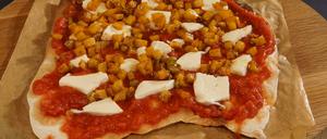Bevor der Belag und die Tomatensauce aufgetragen werden, wird der Pizzateig kurz vorgebacken, so wird er knuspriger - Geschmackssache.