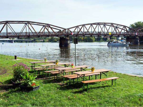 In Plaue müssen Besucher sich entscheiden, ob sie lieber am Ufer der Havel (im Bild) oder des Plauer Sees sitzen möchten.