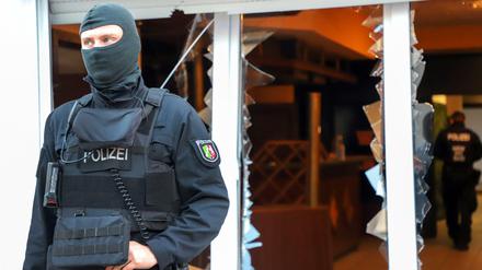 Bei einer Razzia gegen Rockerkriminalität hat die Polizei in NRW mindestens 20 Gebäude durchsucht.
