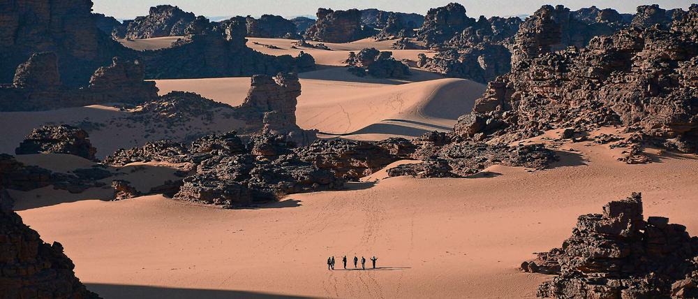 Mondgleich. Die Tour unserer Autorin führte durch die schönsten Gebiete des Tassili- Nationalparks und die Sanddünen des Tadrarts.