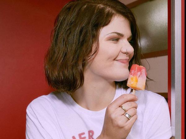 Sophie Passmann postet auf Instagram gern Bilder von sich mit einem Flutschfinger-Eis.