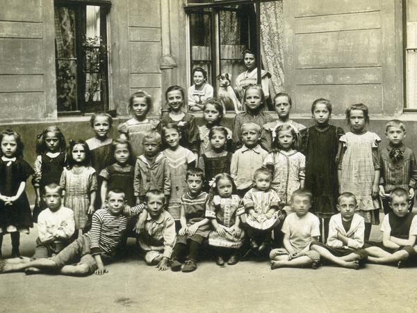 Suchbild: Arbeiterkinder im Berliner Hinterhof, 1910. Wo ist der Hund, ein Jack Russell Terrier?
