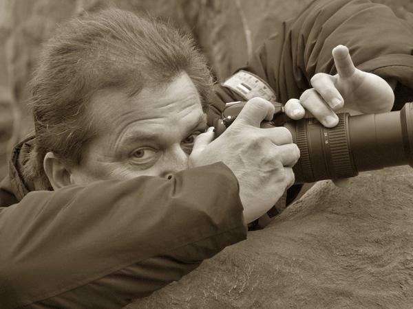 Tierfotograf Peter Uhl, er gründete die "Schule des Sehens" und unterrichtet in Kursen Tierfotografie - zum Beispiel im Berliner Zoo. 