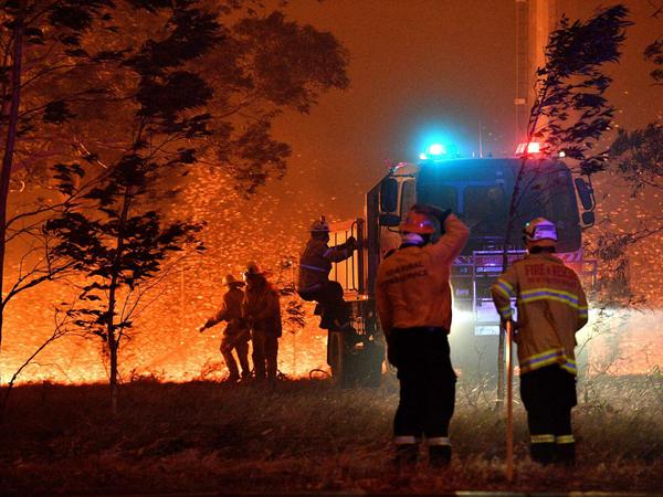 Zehntausende freiwillige Feuerwehrleute sind seit Wochen im Einsatz. Erst auf öffentlichen Druck hin sollen sie nun auch Geld bekommen.