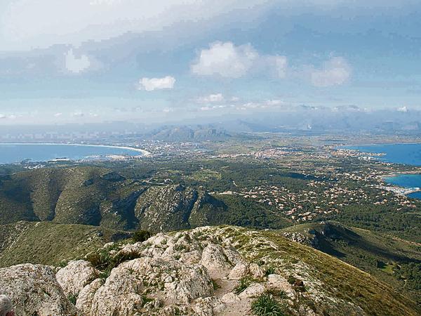 Vom Talaia d’Alcúdia genießt der Wanderer nach dem Aufstieg ein beeindruckendes Panorama über die gleichnamige Halbinsel. 