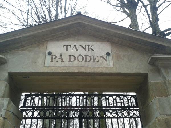 Auf dem zentralen Friedhof an der Stampgatan kann man über den am Tor eingemeißelten Spruch „Tänk på döden“ („Denk an den Tod“) sinnieren.