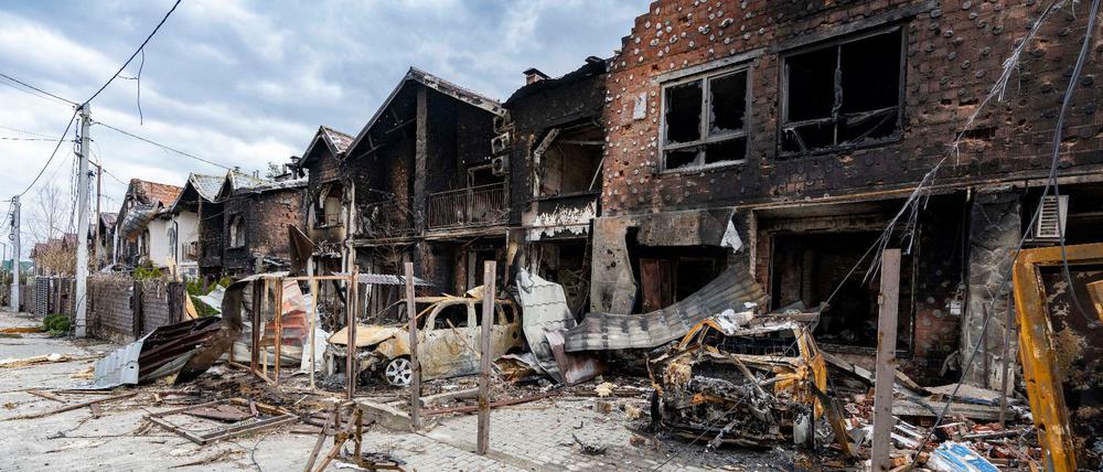 Alltag zwischen Ruinen: Ende März wurden in Butscha dutzende Leichen gefunden. Zwei Monate später eröffnen die Märkte und Läden.