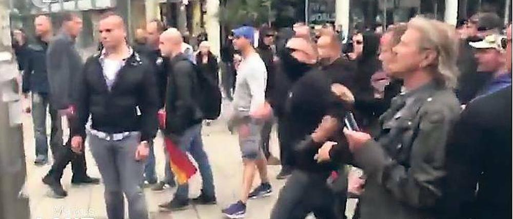 Kurz vor dem Übergriff. Markus Lanz zeigte am Dienstag im ZDF-Talk dieses Video der Journalistin Sophia Maier von einer Demo mit Rechtsextremen aus Chemnitz. Sie sagte, das sei der schlimmste Hass, dem sie sich jemals ausgesetzt gesehen habe. 