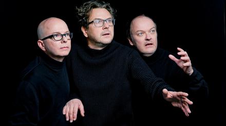 Im Angesicht des „Feurigen Auges“: Justus Jonas (Oliver Rohrbeck, links), Bob Andrews (Andreas Fröhlich, Mitte) und Peter Shaw (Jens Wawrczeck).