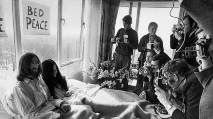 John Lennon und Yoko Ono empfangen am 25. März 1969 Journalisten zum "Bed-in" im Hilton in Amsterdam.