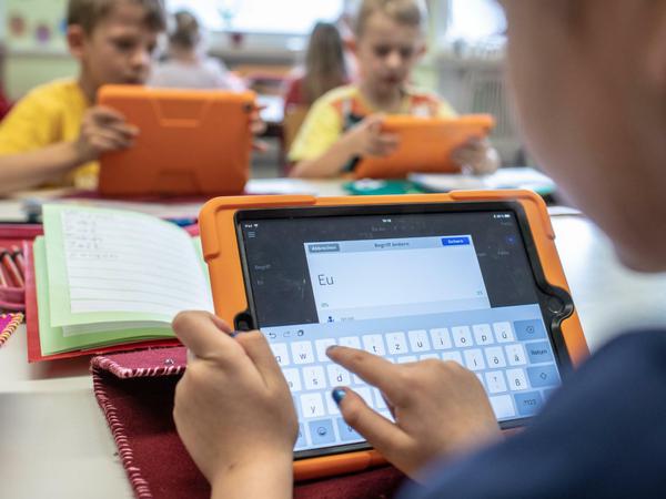 Hardware ist nicht alles. Tabletcomputer können in der Schule vielfältig zum Einsatz kommen - wichtig bleibt aber, kommunikative und analytische Fähigkeiten zu lernen.